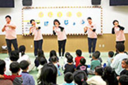 高松大学 「読み聞かせ隊」参上！絵本や紙芝居を見つめる子どものまなざしは、真剣そのもの。