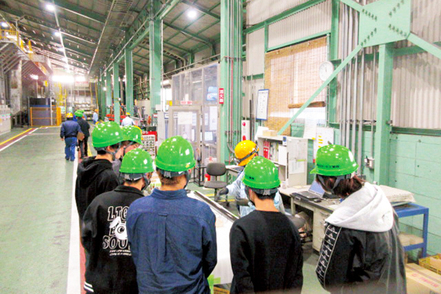 高松大学 企業調査入門は、実際に企業を訪問し、各社の概要、生産、販売等をまとめて発表することで、会社を知る基礎となる活動です。