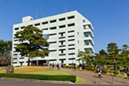 奥羽大学 講義室や実験室のほかに、医薬品情報室など最先端の設備が充実。教員の研究室は、教員と学生が交流を深める場にもなっています