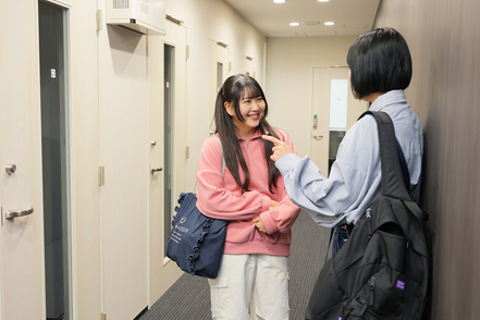 植草学園大学 明るくきれいな学舎です。学生同士がキャンパス内でよく話しています。