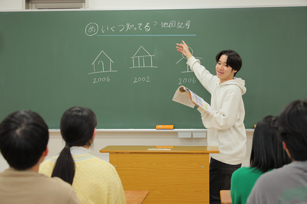 植草学園大学 模擬授業を通し児童との向き合い方、成長をどう支援するか、実践力を養います。