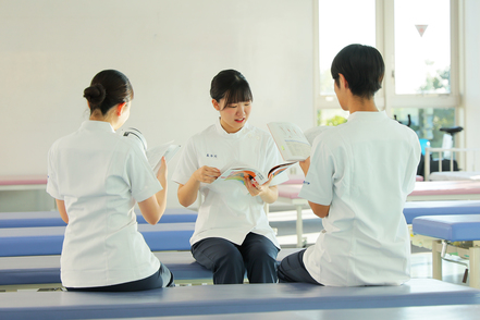 植草学園大学 放課後は学生同士が集まって自主学習する姿がみられます。「わからないことをわからないままにしない」本学学生の基本姿勢です。