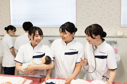 弘前医療福祉大学 看護学科／母性看護学実習の授業で赤ちゃんの沐浴の練習を実施