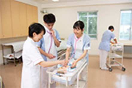 三育学院大学 系列病院と連携し、現場の様々なケースに対応できる、より実践的な看護師を養成します。