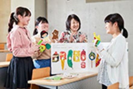 こども教育宝仙大学 1年次より始まるゼミは、12名前後の学生を1名の教員が担当する少人数制。勉強や生活面など、丁寧なサポートが受けられます