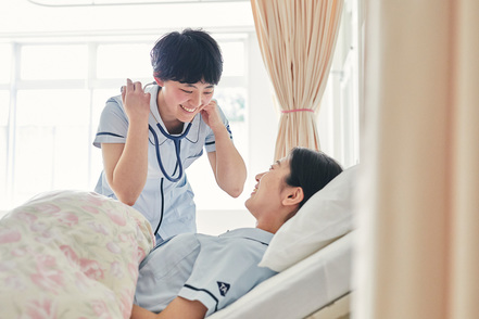 東京有明医療大学 1学年50名という少人数制を活かし、4年間を通して丁寧な個別指導とグループワークを行います