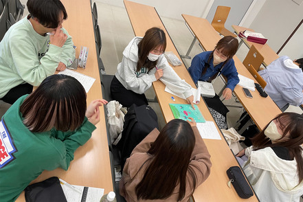 東京有明医療大学 少人数制を最大限に活かすゼミナールを全学年で展開。1～2年次合同、3～4年次合同と学年横断的なゼミ単位で活動しています