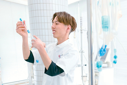 東都大学 様々な機器に直接触れ、現場をイメージしながら学習します