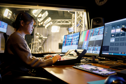 羽衣国際大学 学内スタジオで映像に関する多様な知識を深められる!学生主体で映像作品の制作に取り組みます