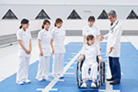 宝塚医療大学 リハビリ広場は、屋外での歩行訓練の実習や運動の計測などに活用。陽当りと眺めの良い空中庭園として学生の憩いの場にもなります