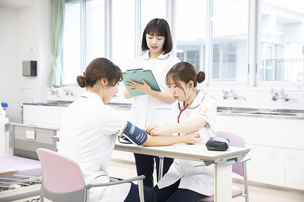 東京医療学院大学 看護学科／疾病者や褥婦の世話や診療の補助をします。健康維持や病気・けがの予防、診療時の回復支援を目的としています