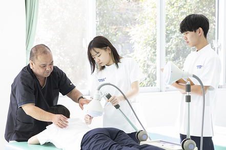 東京医療学院大学 理学療法学専攻／治療体操等の運動、電気療法、マッサージ、温熱、その他の物理的手段を加え、基本的動作能力の回復を図ります