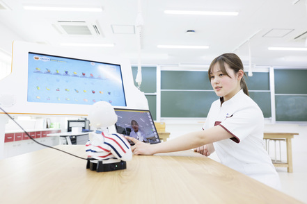 群馬パース大学 【作業療法学科】これから臨床研究・応用が期待されるeスポーツ機器やロボットなどの最先端のデジタル技術を使い学修します。