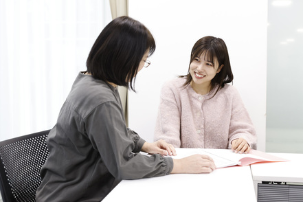 群馬パース大学 学年ごとに担任制、個々の学生を教員が担当するチューター制を取り入れ、学修面・生活面の手厚いサポート体制を整えています。