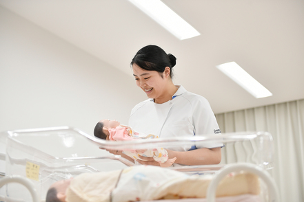 群馬パース大学 助産師課程(選択制)を設置しており、助産師国家資格の受験資格が得られます。3年次に助産師課程(6名)の選考を行います。