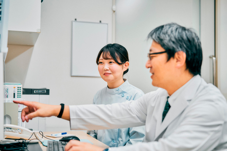 川崎医療福祉大学 医療コミュニケーション学科の実習は、大学病院や医療関連企業等の現場体験からチーム医療や組織マネジメントについて学びます。