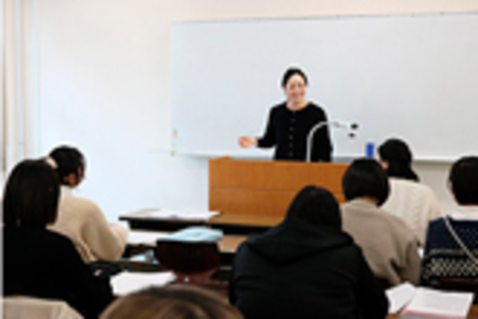 育英大学 各学年にゼミ担任を配置し、少人数制教育やオフィスアワー制度を取り入れて個々に応じた相談や対応ができる体制を整えています