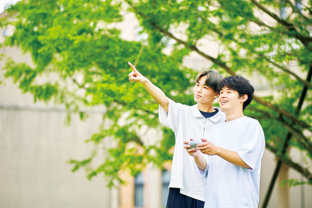 鹿児島純心大学 情報倫理・セキュリティ、数学・統計学、 AI理論、ドローン操縦法など、情報科学分野の知識・技術を身につけます