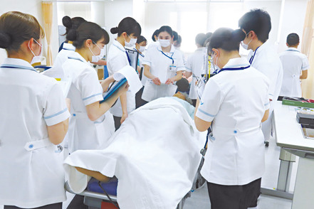 湘南鎌倉医療大学 少人数で行われる授業が多いですが、色々な人たちとグループを組むので自然と交流の幅が広がります