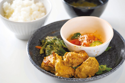 湘南鎌倉医療大学 ラウンジには管理栄養士による栄養バランスの取れたメニューが豊富。営業時間外は学習スペースとして利用できます