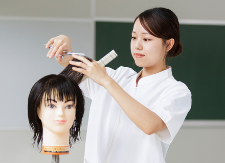 静岡県美容専門学校の特長２