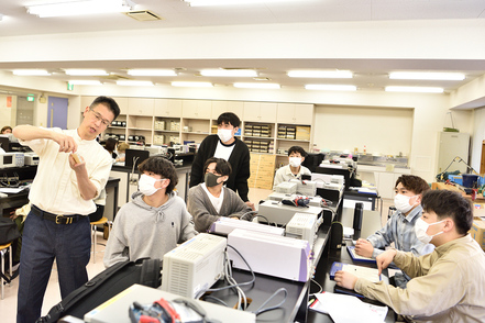 滋慶医療科学大学 学内・学外の臨床実習/企業実習を通して、時代の変化に対応できる臨床工学技士・診療放射線技師をめざす