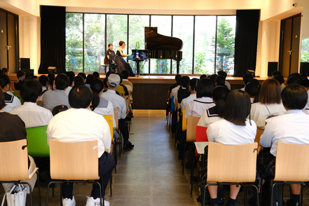 平成音楽大学 2019年に新設されたMUSIC PARKでは、カフェのほか演奏用ステージも設置。コンサートに耳を傾けつつ食事を楽しむことができます