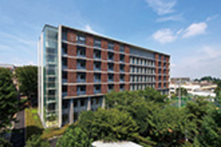 麻布大学 2号館に分析センターを設置。各種分析機器や医療用生理検査機器を集中管理し、授業や実習での効率的な活用を図っています