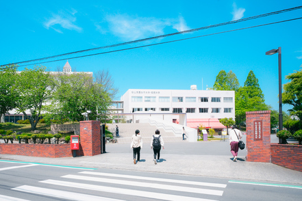 松山東雲女子大学 キャンパス内は認定こども園や子育て支援施設も併設。子どもと自然に囲まれたキャンパスで学べます