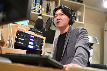 ラジオパーソナリティとして働く山形　翼さん