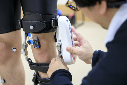 令和健康科学大学 理学療法学科では、『医工連携(医学と工学の連携)』を基盤に様々な教育手法を駆使し、新しい時代を担える人材を育成します