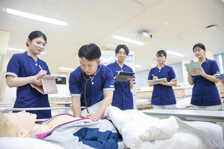 令和健康科学大学 ストーリー型授業の疑似体験による看護で自分の成長も実感できる