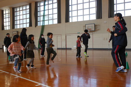 西九州大学 スポーツ健康福祉学科では2025年度より小学校教諭（二種）の取得が可能。在学中に中学校教諭（保体）との同時取得もめざせます。