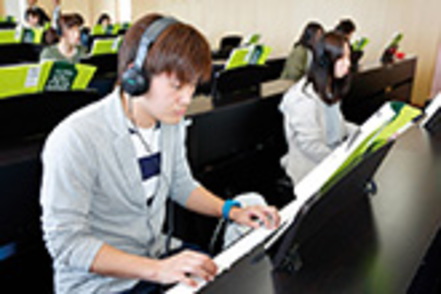 西九州大学 子どもの表現を引き出すピアノ演習。個人練習も行うので、初心者も安心