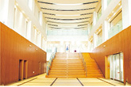 福岡看護大学 ３階まで吹き抜けになっており、ナイチンゲールのステンドグラスからは、爽やかな光が差し込むエントランスホール