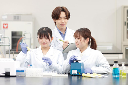 鹿児島純心大学 管理栄養士に必要な知識のみならず、実践的な技術も身に付けるため、多種多様な講義や演習、実習が用意されています