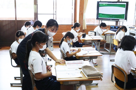 鹿児島純心大学 教育・保育の現場での実習では直接園児や児童と向き合うことで、実践力を高めていきます