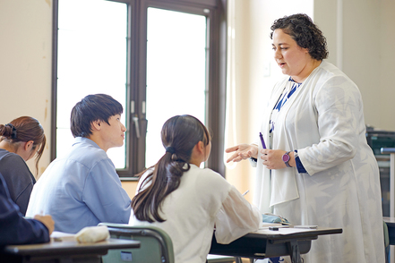 鹿児島純心大学 ネイティブ教員による語学や文化に関する科目も設置。専門分野と併せて学ぶことで多面的な力を習得