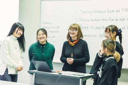 福岡女学院大学 【国際英語学科】専門教科の92％を英語で実施。外国人教員による高度な英語教育により、海外留学や外資系企業への就職を叶えます