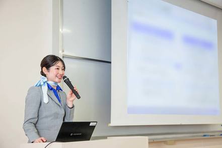 福岡女学院大学 【国際キャリア学科】経済界との強い連携により、ジェイエアやヤマハ発動機など各業種から講師を招き、特別講義を実施します