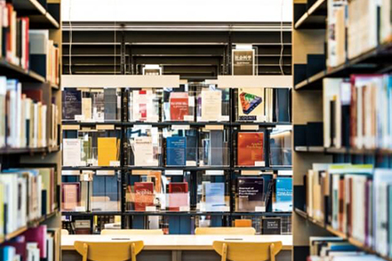 西南学院大学 英語の様々な現象を観察し他言語と比較することで、英語の形式・意味・音声の仕組みを理解。効果的な学習法も科学的に探究します