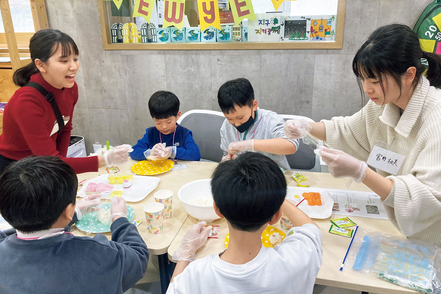 西南学院大学 「海外福祉実習プログラム」では韓国の社会福祉施設へ。ソーシャルワーカーの業務を学ぶほか、衣食住などの韓国文化に触れます