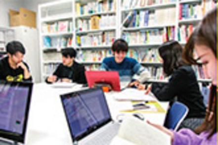 九州産業大学 【臨床心理学科】心理学と精神保健福祉・社会福祉学を学修。子どもをはじめ様々な人を支援する知識と技術を身につけます