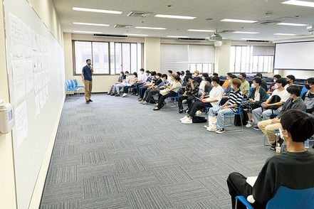 九州産業大学 産学連携プロジェクト活動を通じて、商学部で得た知識を基に、市場の動向や仕組みを的確に把握し、予測する実践力を培います