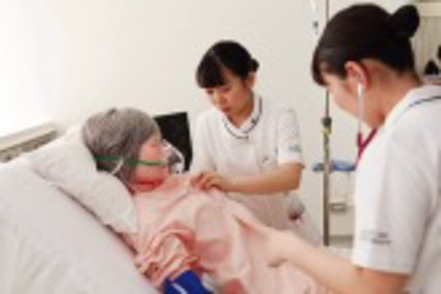 久留米大学 クリニカルスキル・トレーニングセンターでは、対応力を養う事例を設定した、本番さながらのトレーニングを行っています