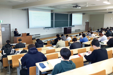 久留米大学 新入生公務員ガイダンスなど、低学年時から公務員試験対策に力を入れて、実績を上げています