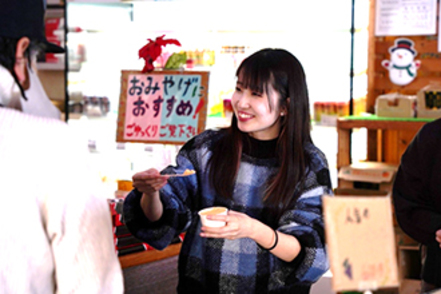 熊本学園大学 商学科：天水町で特産みかんを活用した商品開発と販売会を実施。地域と連携し、実践的な学びを深めました