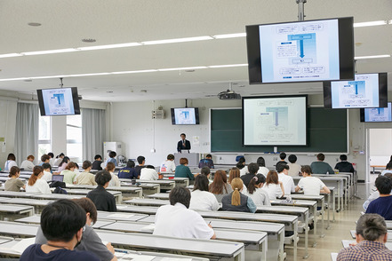 熊本学園大学 実務家による講義や特別講義を通して警察や行政など現場の仕事を実践的に学び、理解を深めます