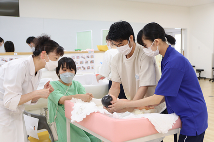 純真学園大学 学生主体の活動を通して日々の学びを社会に還元し、地域貢献に取り組んでいます。（育児体験教室の様子）