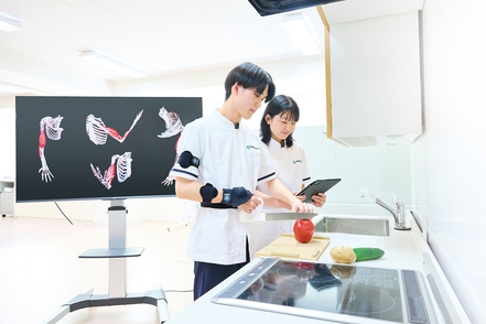 福岡国際医療福祉大学 【作業療法学科】その人に適した自助具の制作や選択方法を学び、自立した生活の支援法について修得します。